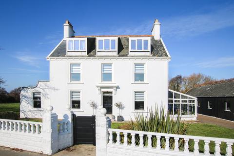 6 bedroom property for sale, Rue des Crabbes, St Saviour's, Guernsey, GY7