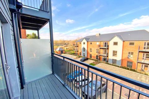 2 bedroom flat to rent, Batesford Close, Kings Hill ME19