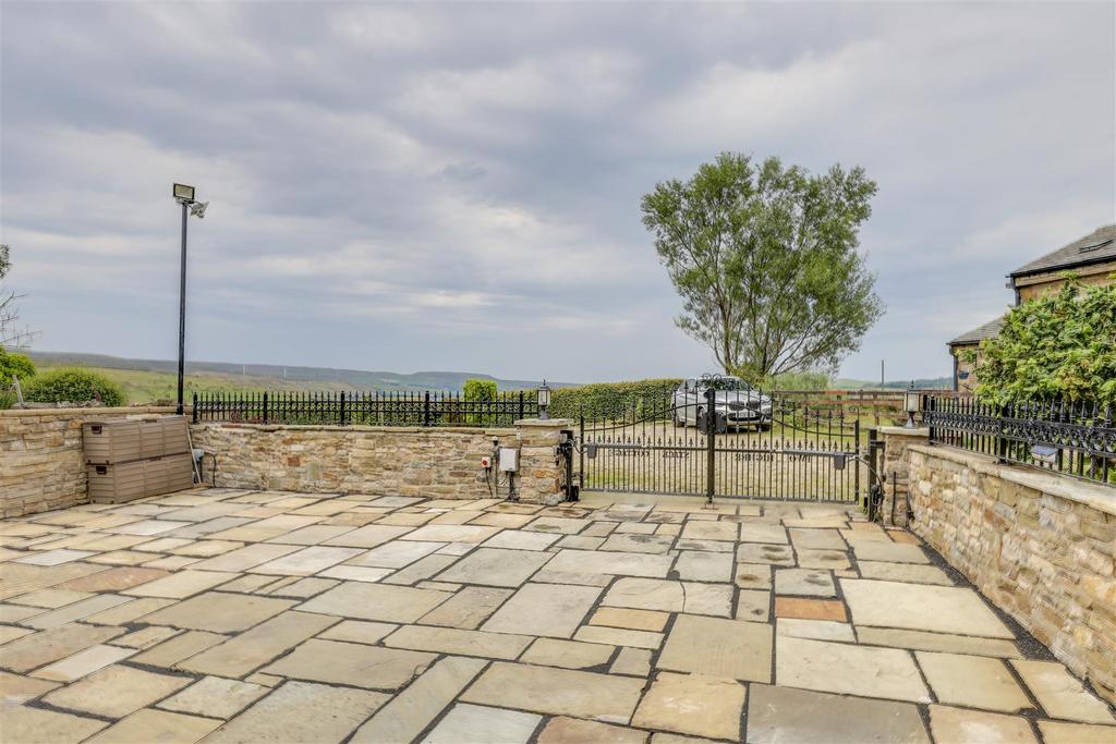 Front Driveway / Parking