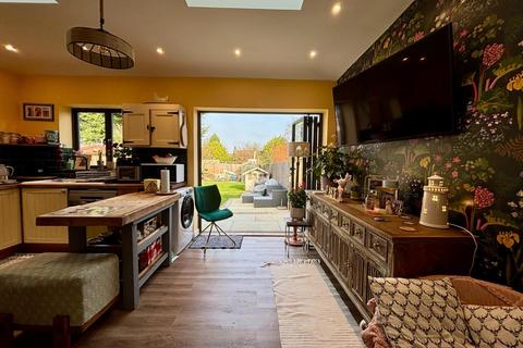 24 Bouverie Road, Hardingstone, Northampton, NN4 6EL