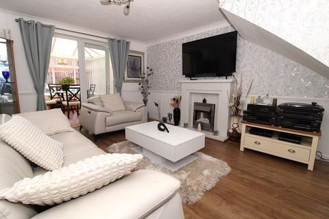 18 Balmoral Way, Walsall, WS2 7RL