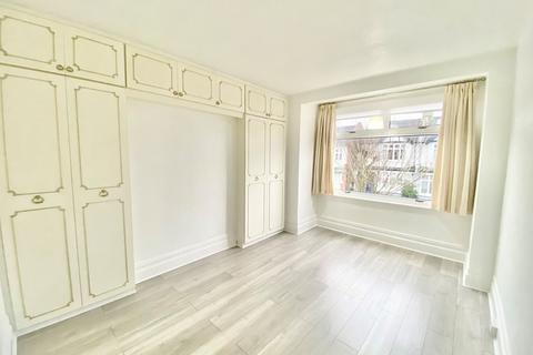 3 bedroom terraced house to rent, Woodgrange Avenue, London N12