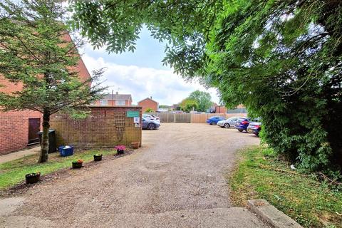 2 bedroom maisonette to rent, Weald Hall Lane, Thornwood.
