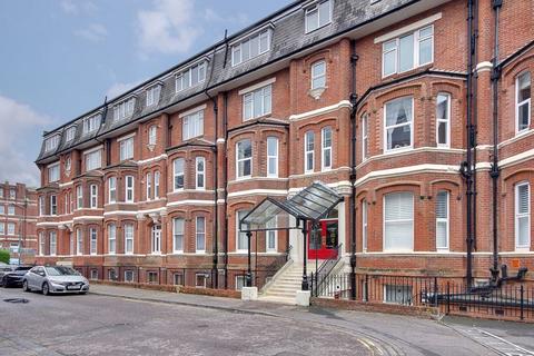 3 bedroom apartment for sale, Stunning Three-Bedroom Top-Floor Apartment in a Prime Location