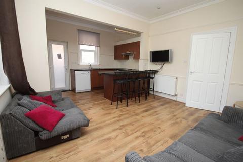 6 bedroom detached house to rent, Stanfield Road, Bournemouth BH9