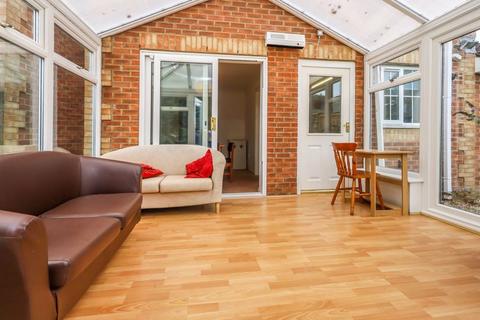 5 bedroom detached house to rent, Bishop Close, Poole BH12