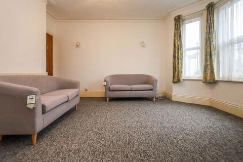 5 bedroom detached house to rent, Bishop Close, Poole BH12