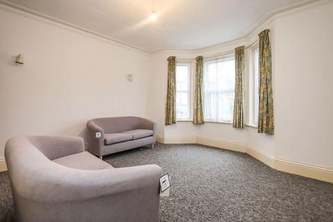 5 bedroom detached house to rent, Bishop Close, Poole BH12