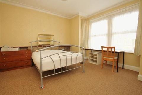 5 bedroom detached house to rent, Heathwood Road, Bournemouth BH9