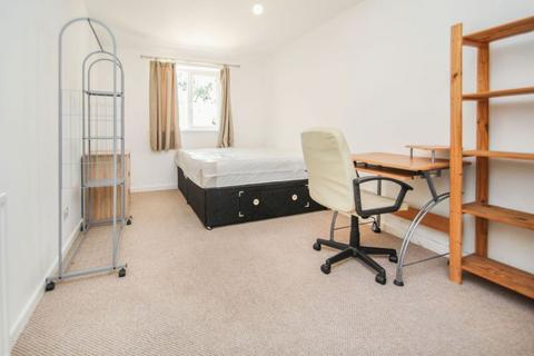 5 bedroom detached house to rent, Bengal Road, Bournemouth BH9