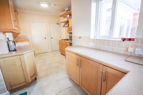 5 bedroom detached house to rent, Grafton Road, Bournemouth BH3