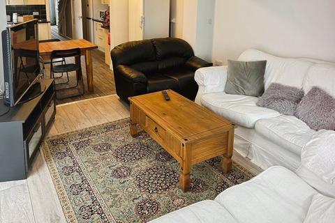 6 bedroom detached house to rent, Capstone Road, Bournemouth BH8