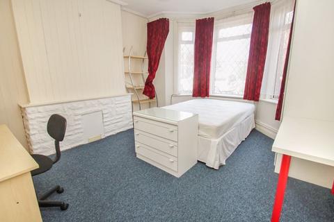 6 bedroom detached house to rent, Osborne Road, Bournemouth BH9