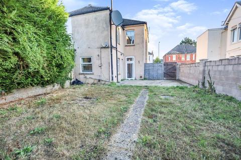 4 bedroom semi-detached house to rent, Capstone Road, Bournemouth BH8