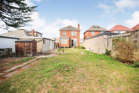 4 bedroom detached house to rent, Wallisdown Road, Poole BH12