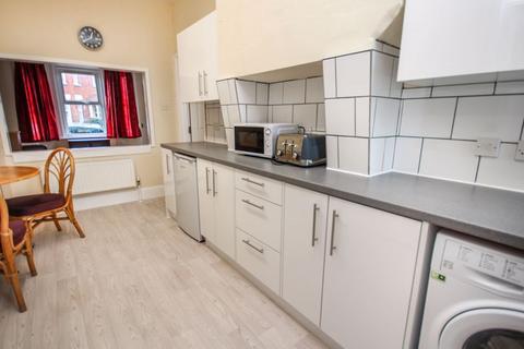 5 bedroom detached house to rent, Acland Road, Winton BH9