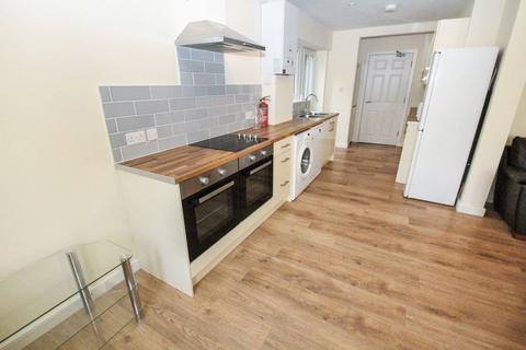 6 bedroom house to rent, Columbia Road, Bournemouth BH10