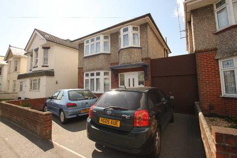 4 bedroom detached house to rent, Columbia Road, Bournemouth BH10