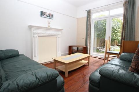 4 bedroom detached house to rent, Columbia Road, Bournemouth BH10