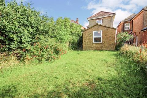 3 bedroom house to rent, Wallisdown Road, Poole BH12