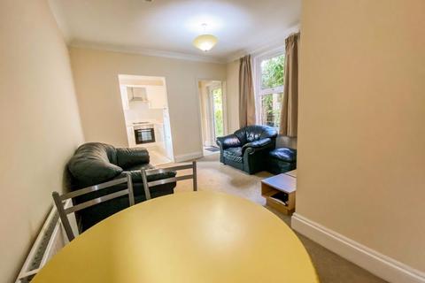 3 bedroom house to rent, Wallisdown Road, Poole BH12