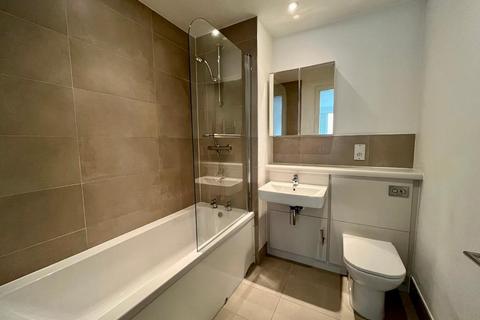 2 bedroom apartment to rent, Stretford Road, Manchester, Hulme, M15 5GF