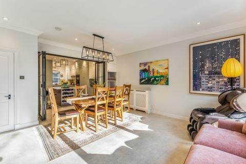 23 King George Square, Richmond, TW10 6LF