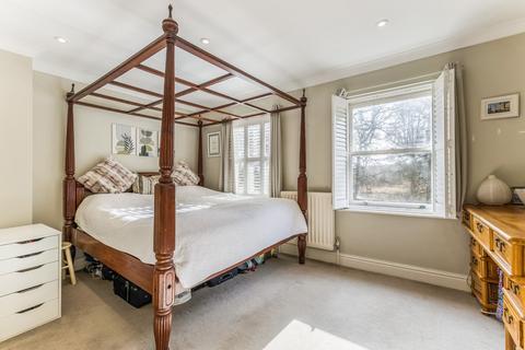 23 King George Square, Richmond, TW10 6LF