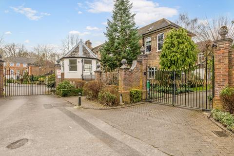 23 King George Square, Richmond, TW10 6LF
