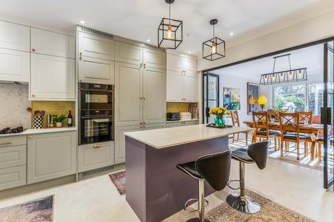 23 King George Square, Richmond, TW10 6LF