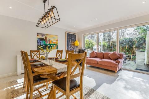 23 King George Square, Richmond, TW10 6LF
