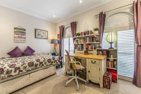 23 King George Square, Richmond, TW10 6LF