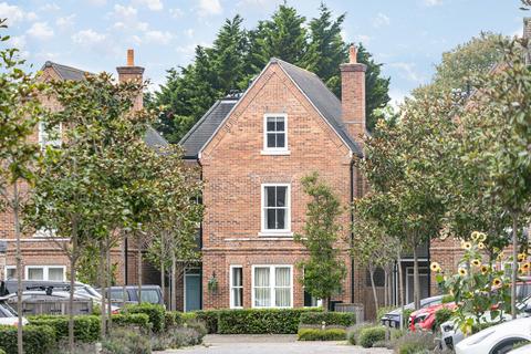 52 Barrons Chase, Richmond, TW10 5BZ