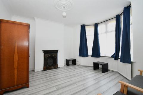 4 bedroom terraced house to rent, Gardner Road, London, E13