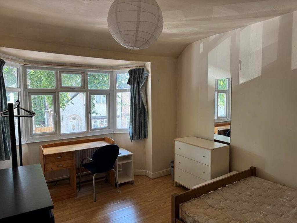 A spacious and well-lit large double bedroom fe...
