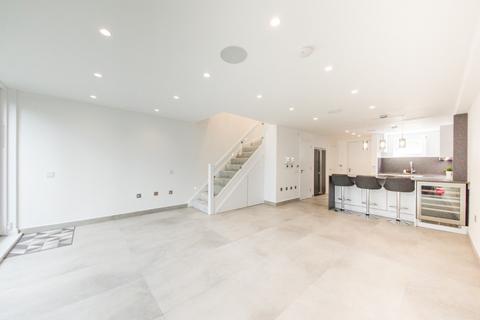 3 bedroom flat for sale, Adler Street, London E1