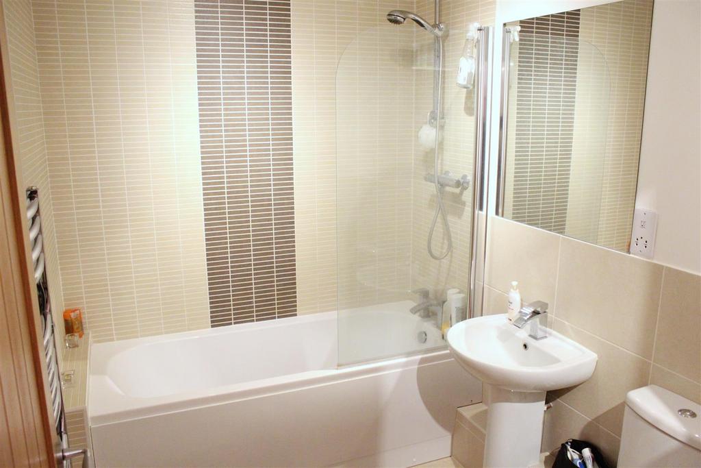 Flat 13 Porters Wood House - Bathroom.jpg