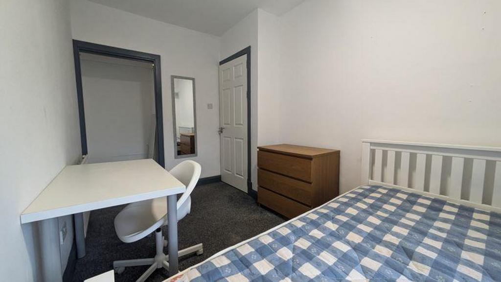 A spacious and bright double bedroom perfect fo...