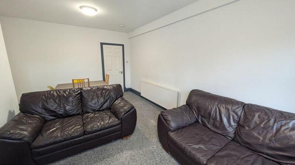 A spacious and inviting large modern living roo...