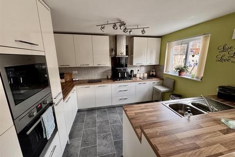 undefined, Clos Maes Rhedyn, Gorslas, Llanelli