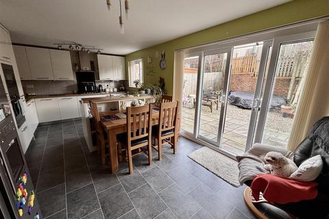 undefined, Clos Maes Rhedyn, Gorslas, Llanelli