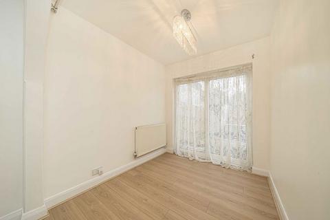 3 bedroom semi-detached house to rent, Rivermeads Avenue, Twickenham TW2