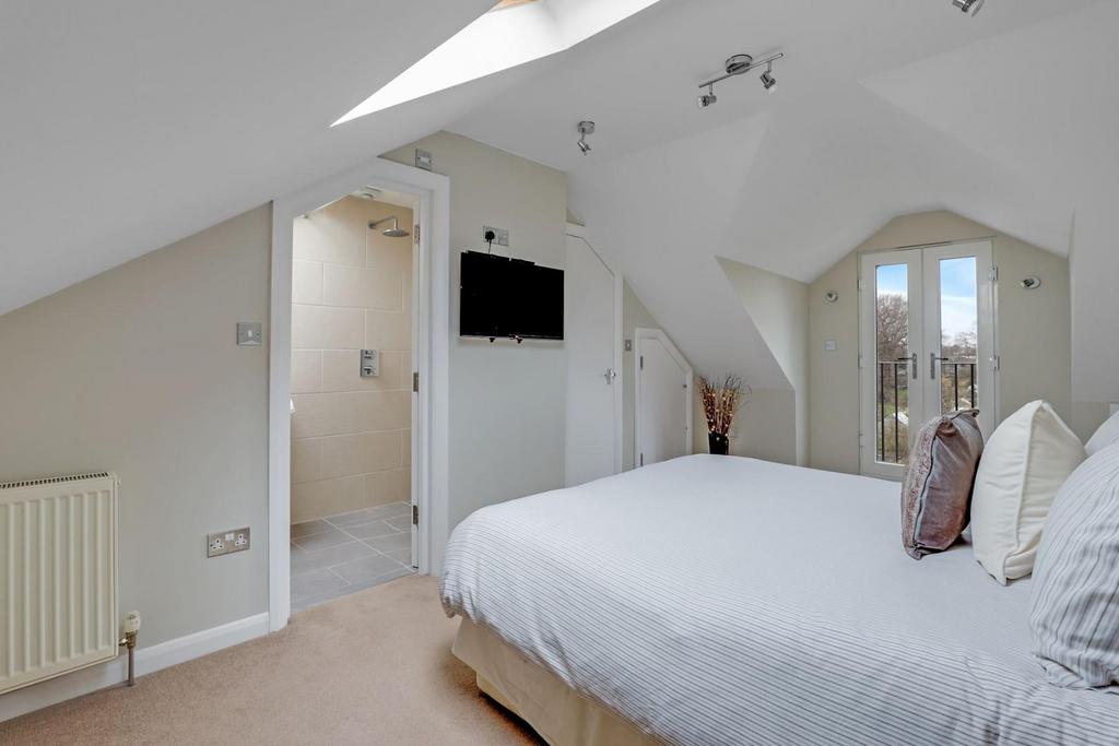 13-e256 JHProp Wpen - 44 Avenue Road - 37-medium.jpg