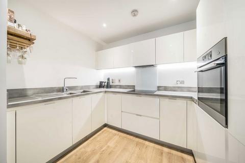 2 bedroom flat to rent, Madeira Street, London E14