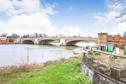 2 bedroom apartment to rent, River Bank, East Molesey KT8