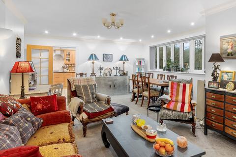 Flat 10, Oakhurst Court, 4 Hayes Lane, Kenley, CR8 5GZ