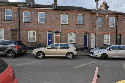 4 bedroom terraced house to rent, Cowper Street, Luton LU1