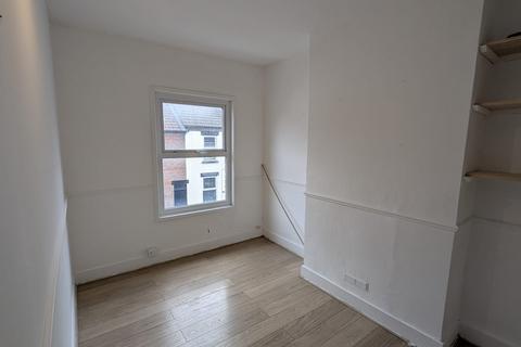 4 bedroom terraced house to rent, Cowper Street, Luton LU1