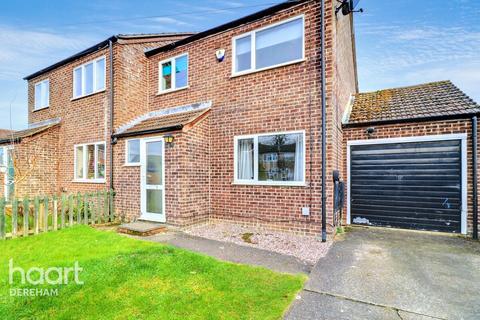 3 bedroom semi-detached house for sale, Canons Close, Toftwood