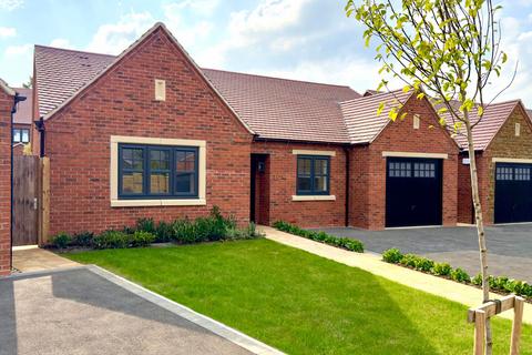 2 bedroom detached bungalow for sale, Hayfield Manor, Adderbury OX17